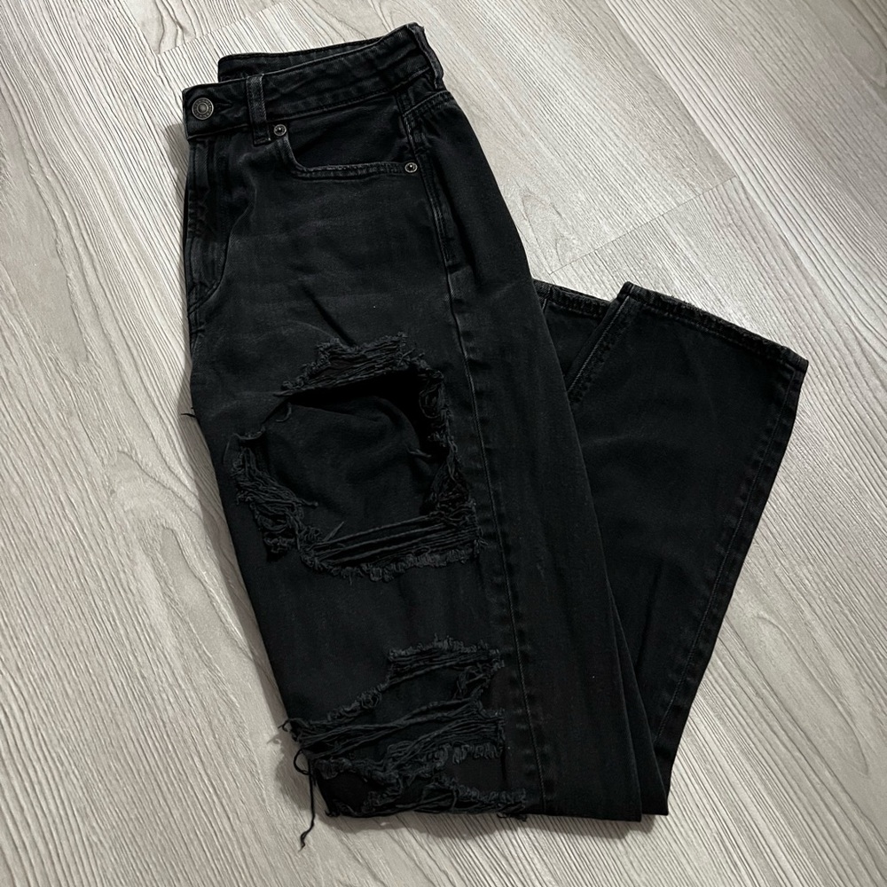 American Eagle Mom Jeans (Distressed) 🖤🖤